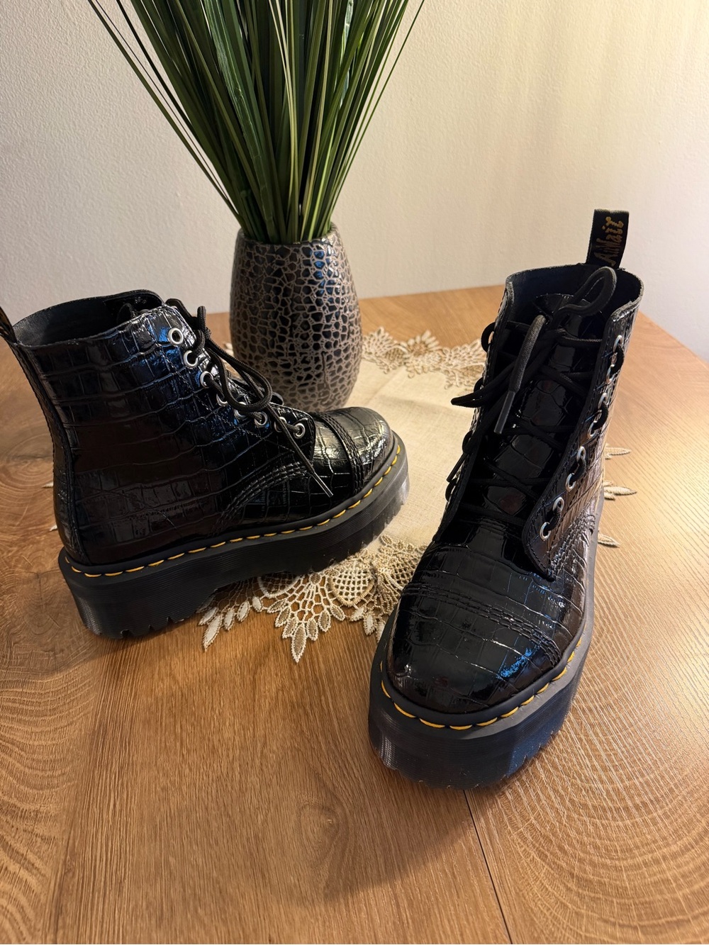 Women’s Dr Martens Platform Patent Leather Black Croc Lace Up Boots Size 7 NWOB